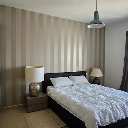 Apartment Central Near Ferry