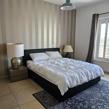 Apartment Central Near Ferry *